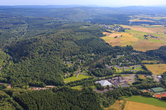 Vue aérienne de Piscine pyramidale du parc de vacances Hambachtal - Succesholidayparcs à Oberhambach dans le département Rhénanie-Palatinat, Allemagne