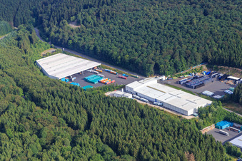 Vue aérienne de Zone industrielle Am Sauerbrunnen avec Markengetränke Schwollen GmbH et Hochwald Sprudel Schupp GmbH à Schwollen dans le département Rhénanie-Palatinat, Allemagne