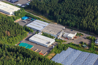 Photographie aérienne de Zone industrielle Am Sauerbrunnen avec Markengetränke Schwollen GmbH et Hochwald Sprudel Schupp GmbH à Schwollen dans le département Rhénanie-Palatinat, Allemagne
