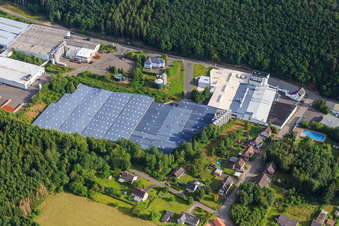 Vue aérienne de Zone industrielle Am Sauerbrunnen avec Schwollener Sprudel GmbH & Co. KG, Markengetränke Schwollen GmbH et Hochwald Sprudel Schupp GmbH à Schwollen dans le département Rhénanie-Palatinat, Allemagne