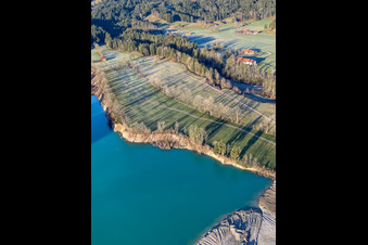Vue aérienne de Rive du lac de la carrière à le quartier Schlegldorf in Lenggries dans le département Bavière, Allemagne