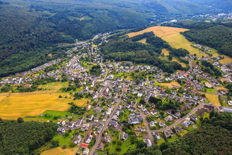 Vue aérienne de Vue du village depuis l'ouest à Kirschweiler dans le département Rhénanie-Palatinat, Allemagne
