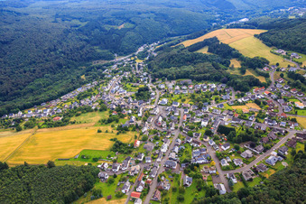 Vue aérienne de Vue du village depuis l'ouest à Kirschweiler dans le département Rhénanie-Palatinat, Allemagne