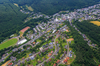 Vue aérienne de Camping Idar-Oberstein et terrain de sport à Staden à le quartier Tiefenstein in Idar-Oberstein dans le département Rhénanie-Palatinat, Allemagne