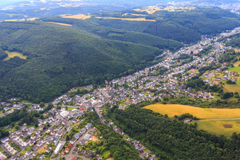 Vue aérienne de Vue de la ville depuis l'ouest à le quartier Tiefenstein in Idar-Oberstein dans le département Rhénanie-Palatinat, Allemagne