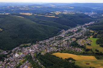 Vue aérienne de Vue de la ville depuis l'ouest à le quartier Tiefenstein in Idar-Oberstein dans le département Rhénanie-Palatinat, Allemagne