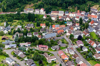 Vue aérienne de Bâtiment d'église au centre du village à le quartier Kirchenbollenbach in Idar-Oberstein dans le département Rhénanie-Palatinat, Allemagne