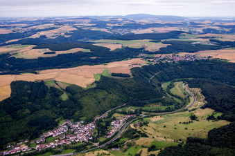 Vue aérienne de Champs agricoles et terres agricoles à Heinzenhausen dans le département Rhénanie-Palatinat, Allemagne