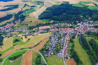 Vue aérienne de Vue du village depuis l'ouest à Hefersweiler dans le département Rhénanie-Palatinat, Allemagne