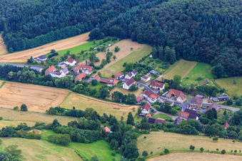 Vue aérienne de Vue du village depuis le nord à le quartier Messersbacherhof in Gundersweiler dans le département Rhénanie-Palatinat, Allemagne