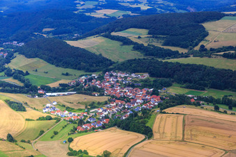 Vue aérienne de Vue du village depuis le sud-ouest à Gundersweiler dans le département Rhénanie-Palatinat, Allemagne