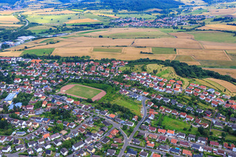 Vue aérienne de Vue de la ville depuis le nord à Winnweiler dans le département Rhénanie-Palatinat, Allemagne