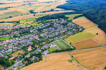 Vue aérienne de Am Rauhen Weg avec terrain de sport du General Sports Club 1910 à Winnweiler dans le département Rhénanie-Palatinat, Allemagne