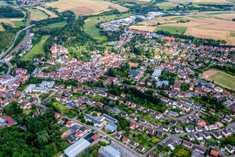 Vue aérienne de Église catholique du Sacré-Cœur à Winnweiler dans le département Rhénanie-Palatinat, Allemagne