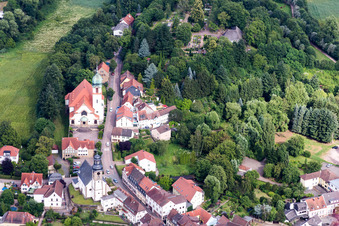 Vue oblique de Église catholique du Sacré-Cœur à Winnweiler dans le département Rhénanie-Palatinat, Allemagne