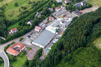 Vue aérienne de Locaux d'usine de la brasserie Privatbrauerei Bischoff GmbH & Co. KG à Winnweiler dans le département Rhénanie-Palatinat, Allemagne