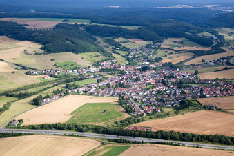 Vue aérienne de Champs agricoles et terres agricoles à Münchweiler an der Alsenz dans le département Rhénanie-Palatinat, Allemagne