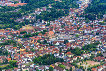 Vue aérienne de Sur la place du marché avec l'église Saint-Matthieu à Eisenberg dans le département Rhénanie-Palatinat, Allemagne