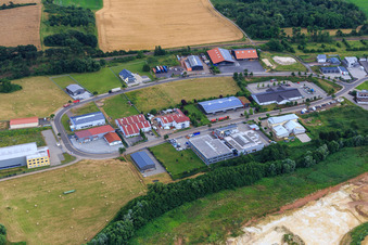 Vue aérienne de Zone industrielle Am Gielbrunnen avec mentec GmbH, Mustafa Dogan Fenstereisbär et BAKO Systemintegration GmbH & Co KG à Eisenberg dans le département Rhénanie-Palatinat, Allemagne