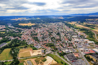 Vue aérienne de Vue de la ville depuis l'est à Eisenberg dans le département Rhénanie-Palatinat, Allemagne