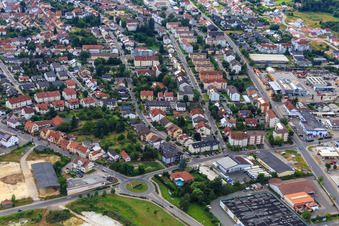 Vue aérienne de Rond-point avec une locomotive monumentale sur Boschstr à Eisenberg dans le département Rhénanie-Palatinat, Allemagne