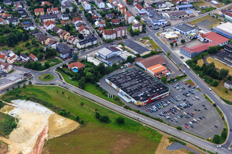 Vue aérienne de Supermarché HIT à Eisenberg dans le département Rhénanie-Palatinat, Allemagne