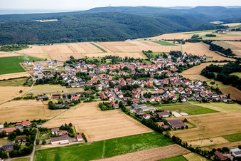 Vue aérienne de Champs agricoles et terres agricoles à Tiefenthal dans le département Rhénanie-Palatinat, Allemagne