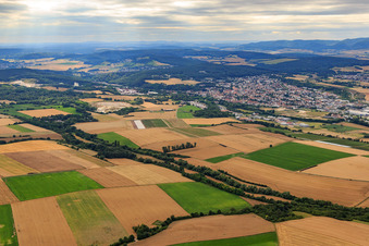 Vue aérienne de Vue de la ville au-delà du Seltenbach depuis le sud-est à Eisenberg dans le département Rhénanie-Palatinat, Allemagne