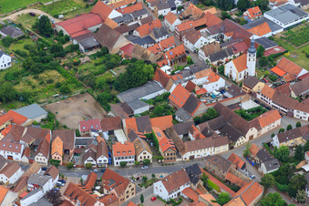 Vue aérienne de Bismarkstraße x Ludwigstraße avec l'église Saint-Martin à Gönnheim dans le département Rhénanie-Palatinat, Allemagne