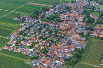 Vue aérienne de Rue principale à Friedelsheim dans le département Rhénanie-Palatinat, Allemagne