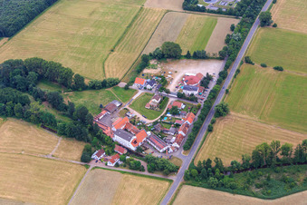 Vue aérienne de Neumühle avec moulin Fuchsmühle et Jürgen Hans GmbH à Offenbach an der Queich dans le département Rhénanie-Palatinat, Allemagne