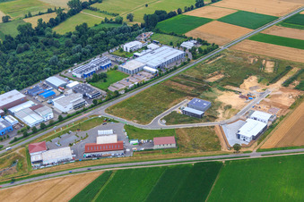 Vue aérienne de Parc industriel W II avec HELLMANN Kunststoff- & Metallgrosshandel GmbH, Raiffeisen Agrarhandel Pfalz GmbH (Herxheim) et Krapp Objekte à Herxheim bei Landau dans le département Rhénanie-Palatinat, Allemagne