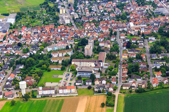 Vue aérienne de Asklepios Südpfalzkliniken depuis le nord à Kandel dans le département Rhénanie-Palatinat, Allemagne