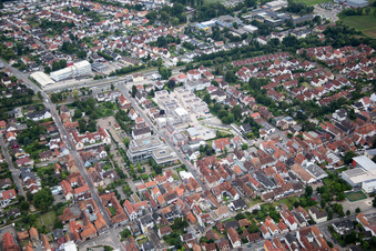 Au centre-ville" Nouveau bâtiment de RiBa GmbH entre Bismarck- et Gartenstr. à Kandel dans le département Rhénanie-Palatinat, Allemagne du point de vue du drone