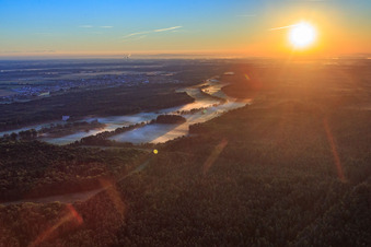 Vue aérienne de Otterbachtal au lever du soleil à Minfeld dans le département Rhénanie-Palatinat, Allemagne