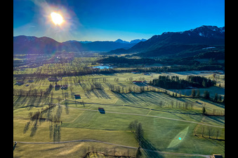 Vue aérienne de Matin d'hiver dans la vallée de l'Isar à Lenggries à le quartier Schlegldorf in Lenggries dans le département Bavière, Allemagne