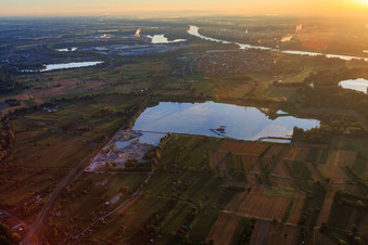 Vue aérienne de Hagenbacher Baggerseee vu du sud à Hagenbach dans le département Rhénanie-Palatinat, Allemagne