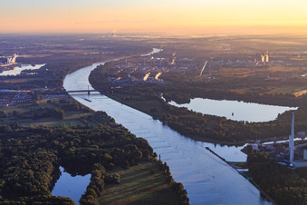Vue aérienne de Ponts du Rhin et Kinielinger Seee vus du sud à le quartier Maximiliansau in Wörth am Rhein dans le département Rhénanie-Palatinat, Allemagne