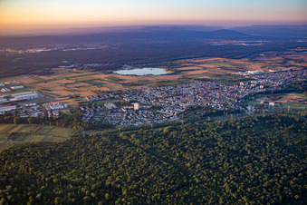Vue aérienne de De l'est à le quartier Forchheim in Rheinstetten dans le département Bade-Wurtemberg, Allemagne
