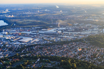 Vue aérienne de Vue de la ville depuis le sud devant les ports rhénans de Karlsruhe à le quartier Daxlanden in Karlsruhe dans le département Bade-Wurtemberg, Allemagne