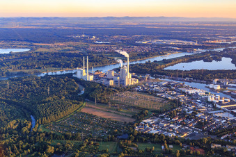 Vue aérienne de Sous-station devant EnBW Energie Baden-Württemberg AG, centrale à vapeur du port du Rhin Karlsruhe à le quartier Daxlanden in Karlsruhe dans le département Bade-Wurtemberg, Allemagne