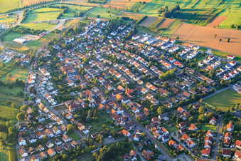 Vue aérienne de Église vaudoise à le quartier Palmbach in Karlsruhe dans le département Bade-Wurtemberg, Allemagne