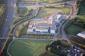 Vue aérienne de PI Physics Instruments GmbH à le quartier Stupferich in Karlsruhe dans le département Bade-Wurtemberg, Allemagne