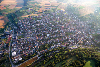 Vue aérienne de Quartier Königsbach in Königsbach-Stein dans le département Bade-Wurtemberg, Allemagne