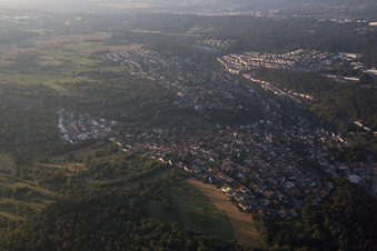 Vue aérienne de Vue des rues et des maisons dans les quartiers résidentiels à Ispringen dans le département Bade-Wurtemberg, Allemagne