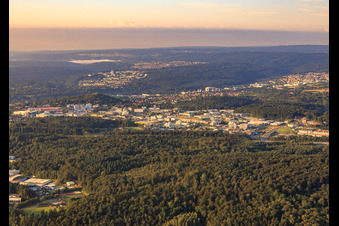 Vue oblique de Zone commerciale de la Karlsruher Straße depuis le nord à le quartier Brötzingen in Pforzheim dans le département Bade-Wurtemberg, Allemagne