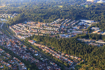 Vue aérienne de Zone commerciale Turnstraße avec l'école Otto Riehm, DENTAURUM GmbH & Co. KG à Ispringen dans le département Bade-Wurtemberg, Allemagne