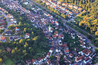 Vue aérienne de Mühlstraße avec l'église protestante à Ispringen dans le département Bade-Wurtemberg, Allemagne
