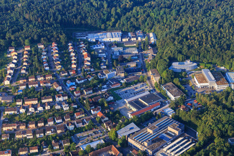 Vue aérienne de Zone industrielle Industriestraße avec Nesper Egon GmbH & Co. KG, OBE GmbH & Co. KG, piscine couverte communautaire Ispringen, école Otto Riehm, DENTAURUM GmbH & Co. KG et Rutronik Electronic Components GmbH à Ispringen dans le département Bade-Wurtemberg, Allemagne