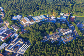 Vue aérienne de Zone commerciale Turnstraße avec OBE GmbH & Co. KG, piscine couverte communautaire Ispringen, école Otto Riehm, DENTAURUM GmbH & Co. KG et Rutronik Electronic Components GmbH à Ispringen dans le département Bade-Wurtemberg, Allemagne